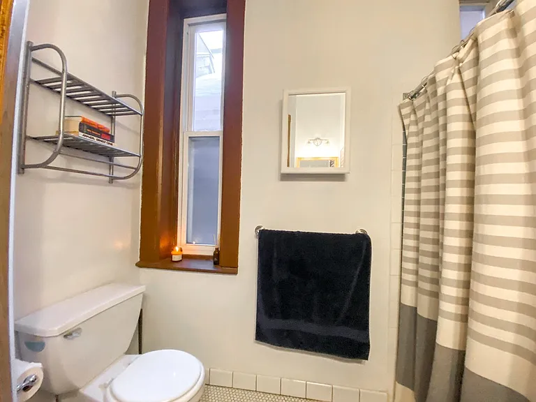 1059 N Hermitage Ave — Photo 6