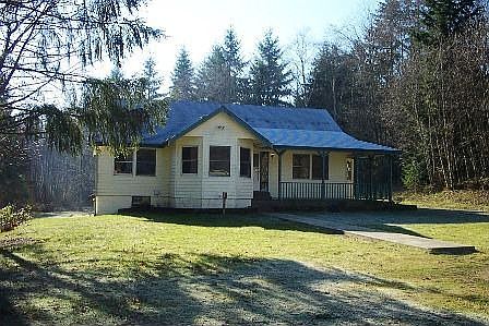 Front of the home great space for family get togethers 