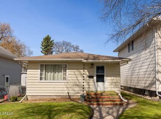 1208 Walnut St, Grand Forks, ND 58201