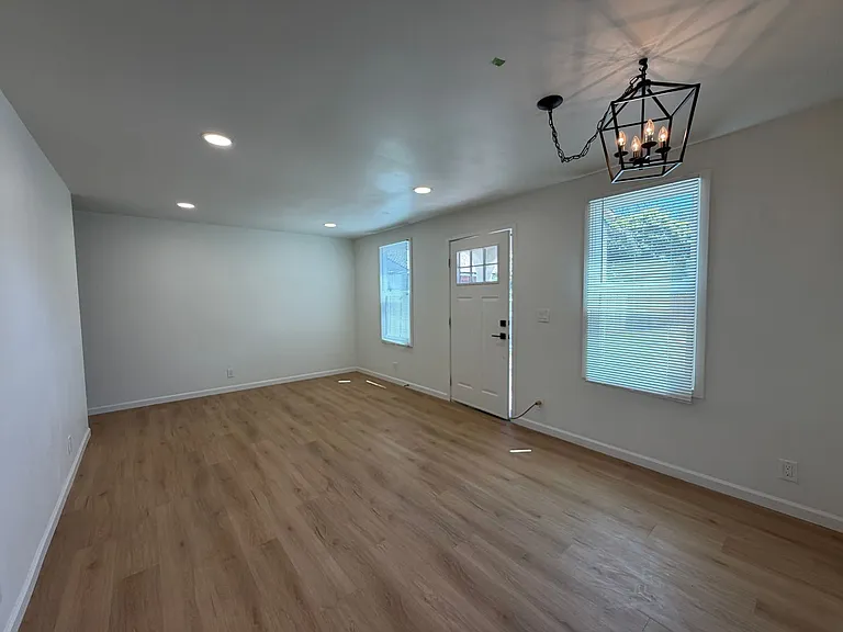 219 S G St — Photo 15