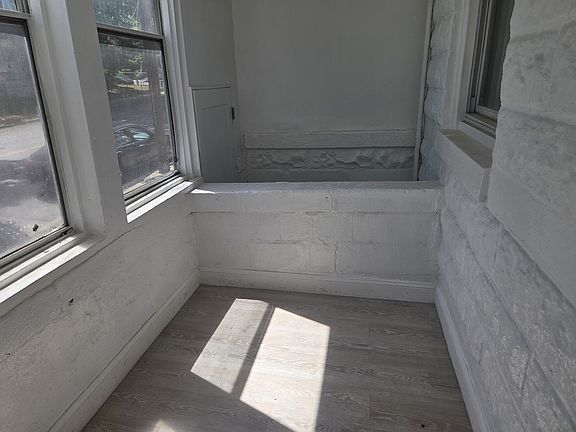 2nd image of 241 1/2 Hawthorne Ave