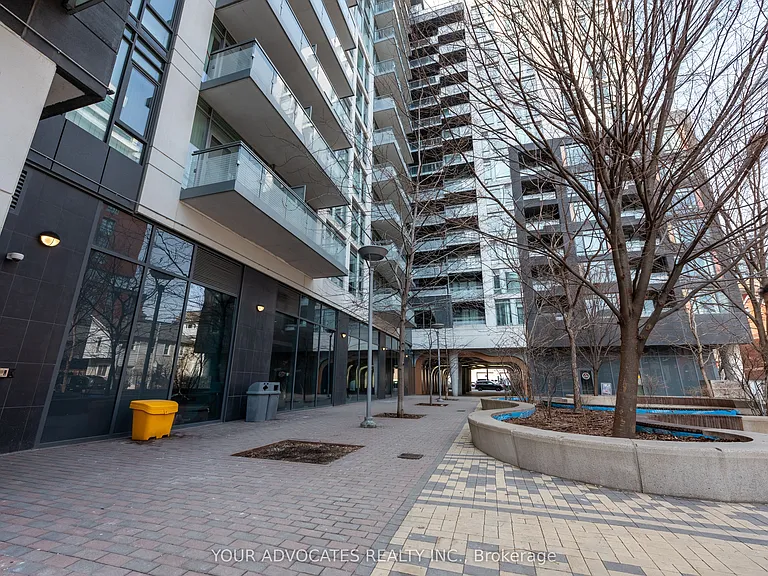 Adelaide St W — Photo 1