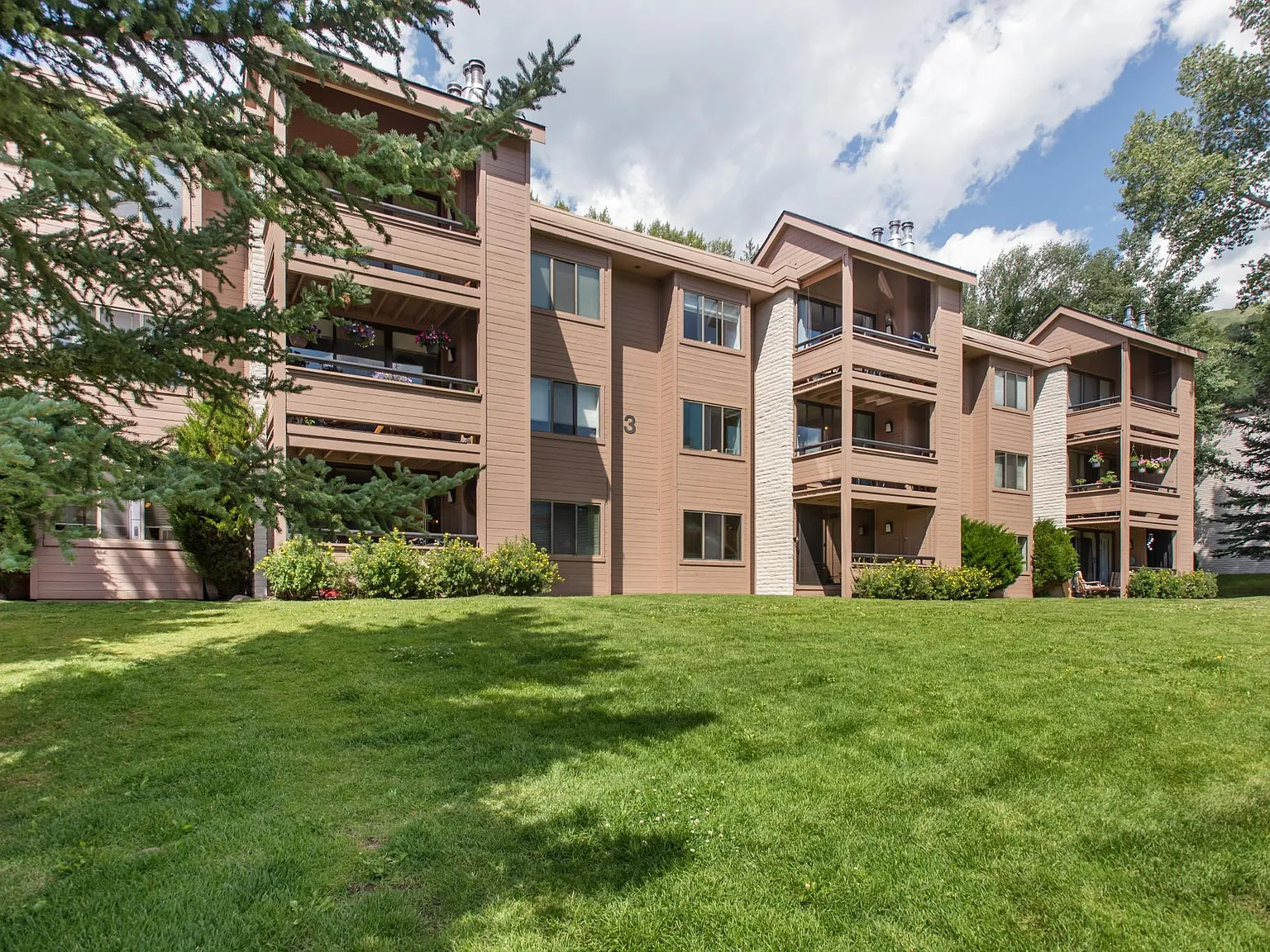 2 bed, 878 sqft, $7,300 — Photo 1