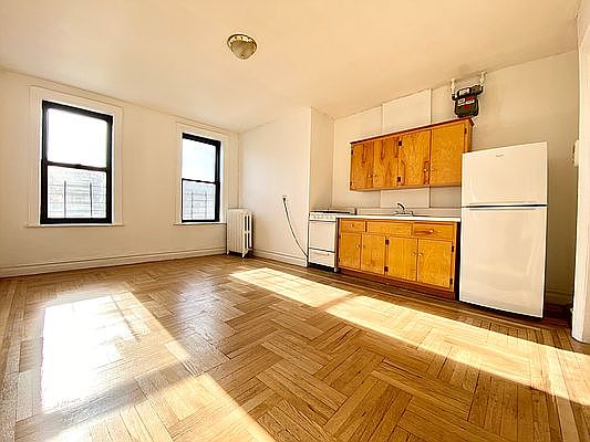 4th image of 30 Magaw Pl APT 6E