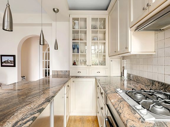 4th image of 333 E 43rd St APT 708