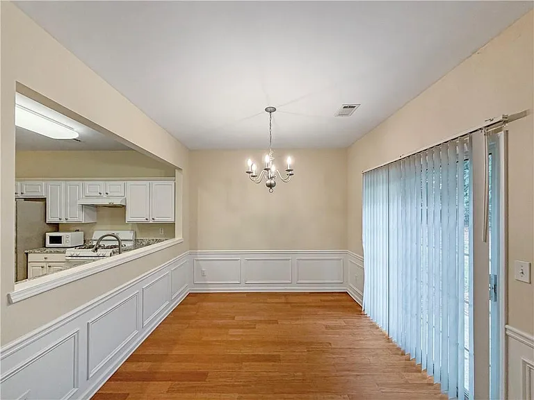 2380 Fairlie Dr — Photo 8