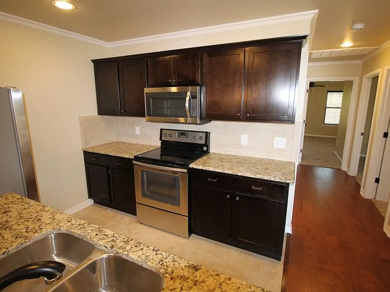 937 Robineta Ln — Photo 8