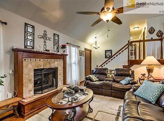 Gas fireplace, hardwood floors, vaulted ceilings and updated ceiling fan. Dual pane windows with faux blinds and curtains