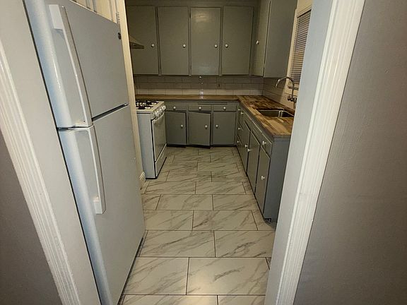 4th image of 400 33rd St #400