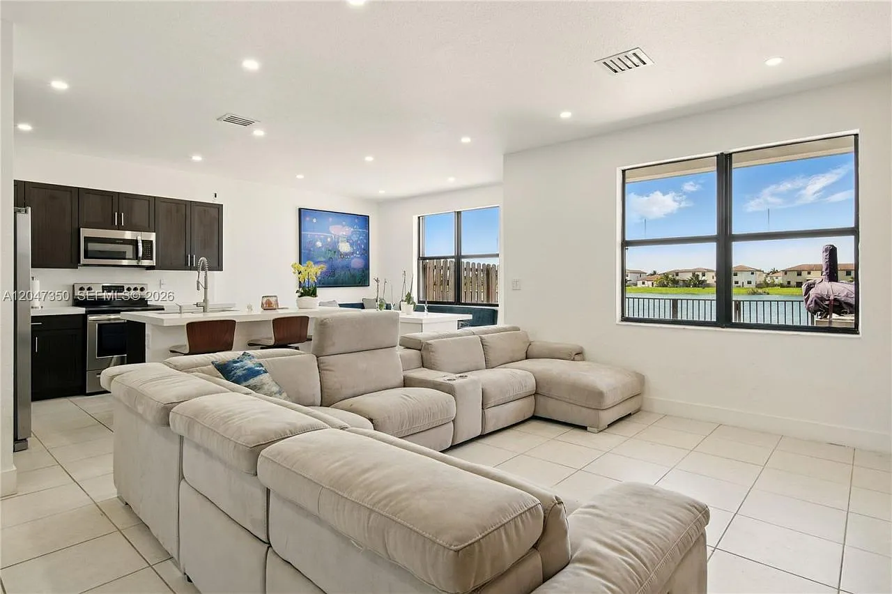 3 bed, 2.5 bath, 1544 sqft, $3,500 — Photo 4