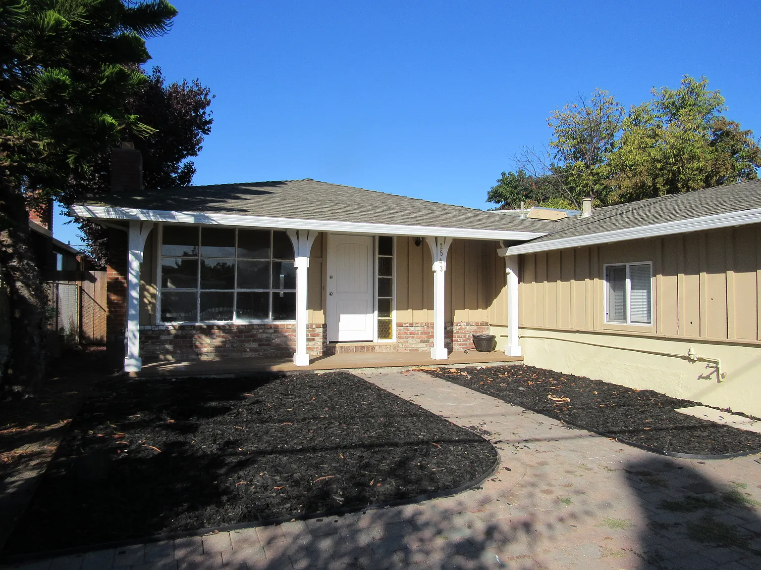 3 bed, 1100 sqft, $4,900 — Photo 2