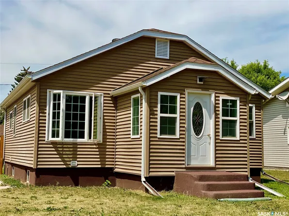 120 3rd Street W, Carnduff, SK S0C 0S0