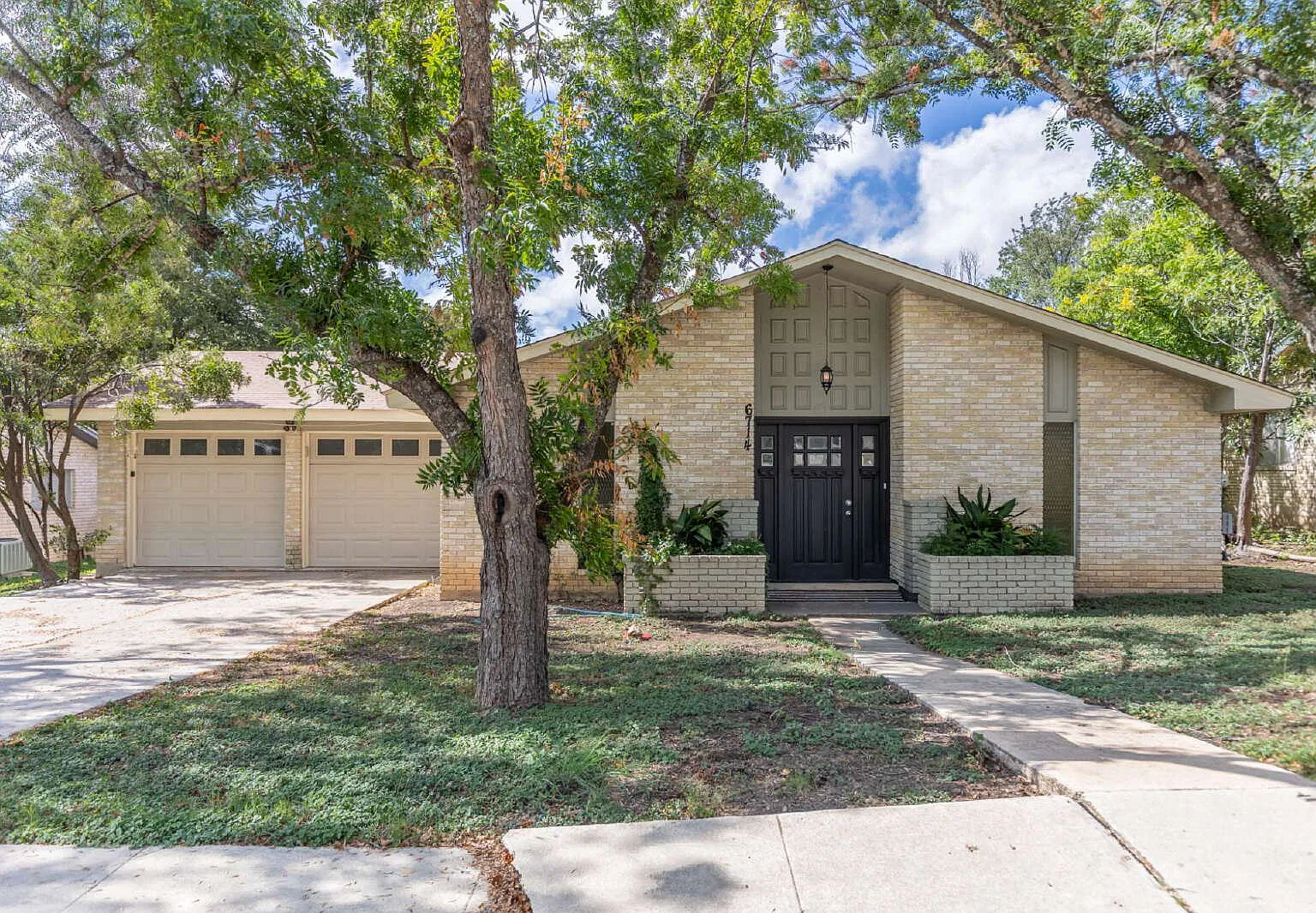 3 bed, 2.0 bath, 1414 sqft, $1,800 — Photo 1