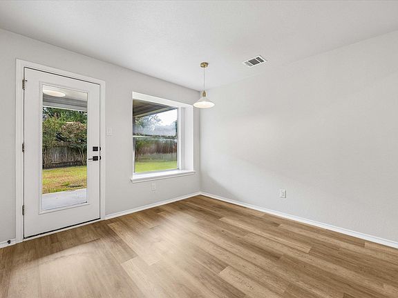 4th image of 910 Port Daniel Dr