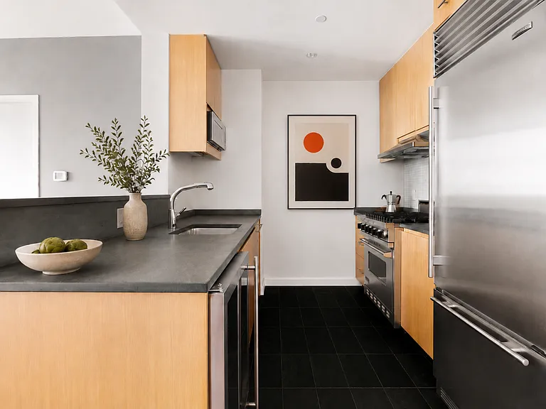 255 Hudson St #7D — Photo 3