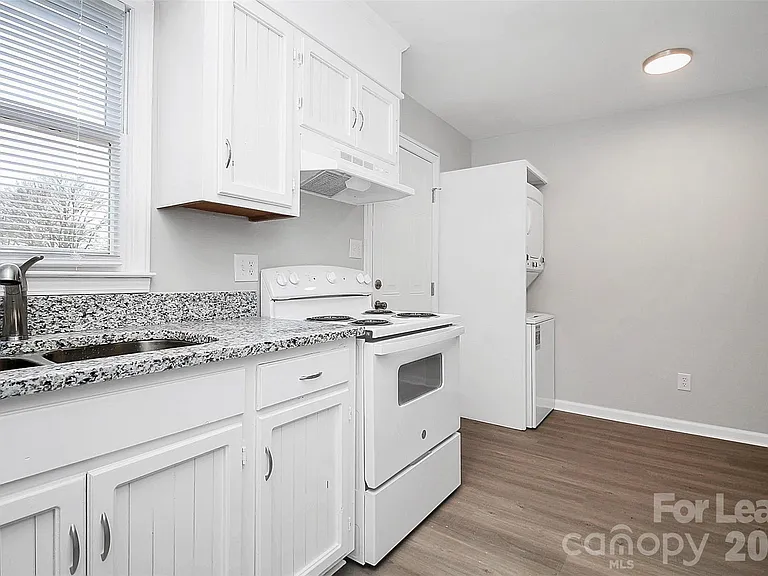 1233 Anderson St — Photo 6