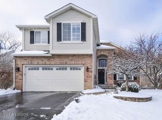 8978 Coppergate Rd, Woodridge, IL 60517