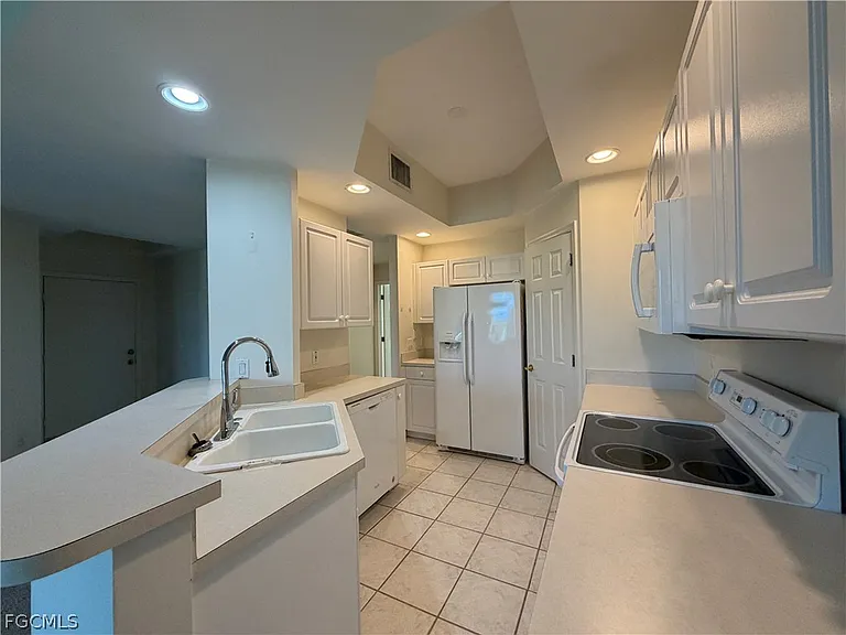 14999 Rivers Edge Ct #202 — Photo 32