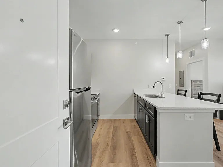 512 W Clark St — Photo 30