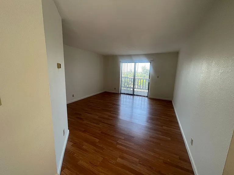 921 Fletcher Ln — Photo 4