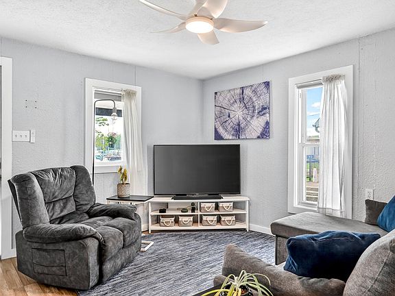 5th image of 1311 E Locust Street