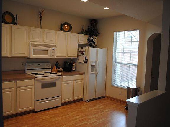 4th image of 4985 Village Mews