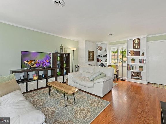 5th image of 105 N Lincoln Ave