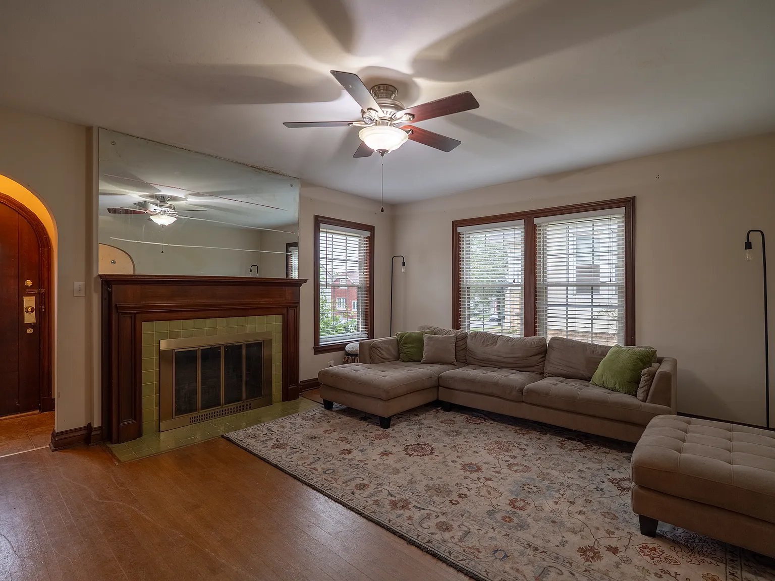 4 bed, 2.5 bath, 2400 sqft, $2,000 — Photo 2