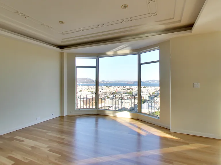 2090 Green Street (003r) — Photo 2