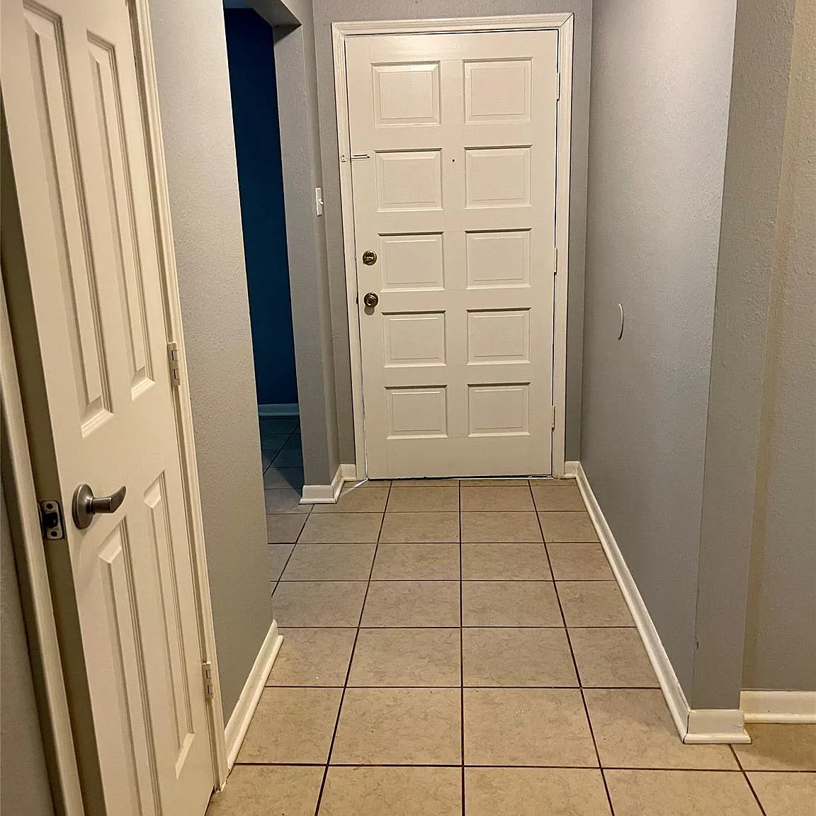 4 bed, 2.0 bath, 2389 sqft, $2,000 — Photo 2