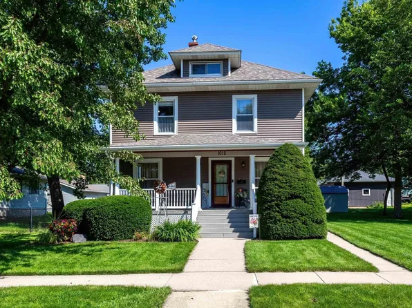1012 6th St, De Witt, IA 52742