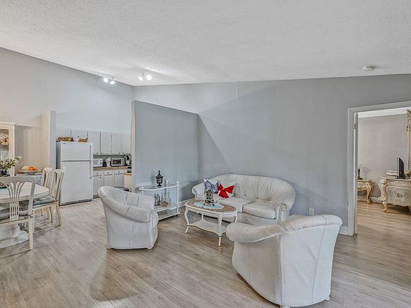 4th image of 6544 Chasewood Drive #H