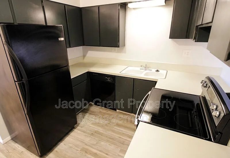 220 N Fanning Ave — Photo 2