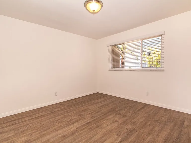 4205 Monroe Ave — Photo 10