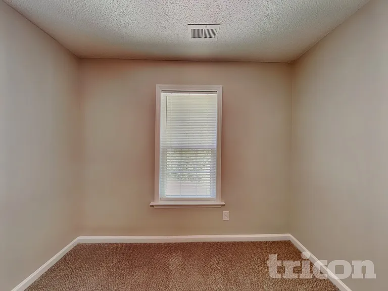 4409 Woodlawn Dr — Photo 12