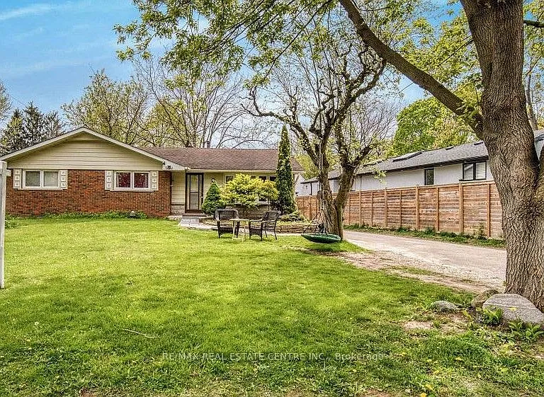 314 Strathcona Dr — Photo 4