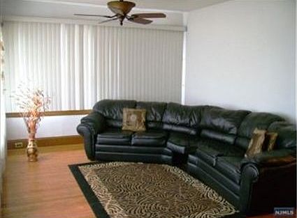 Large Livingroom with Fireplace &amp; Bay Window