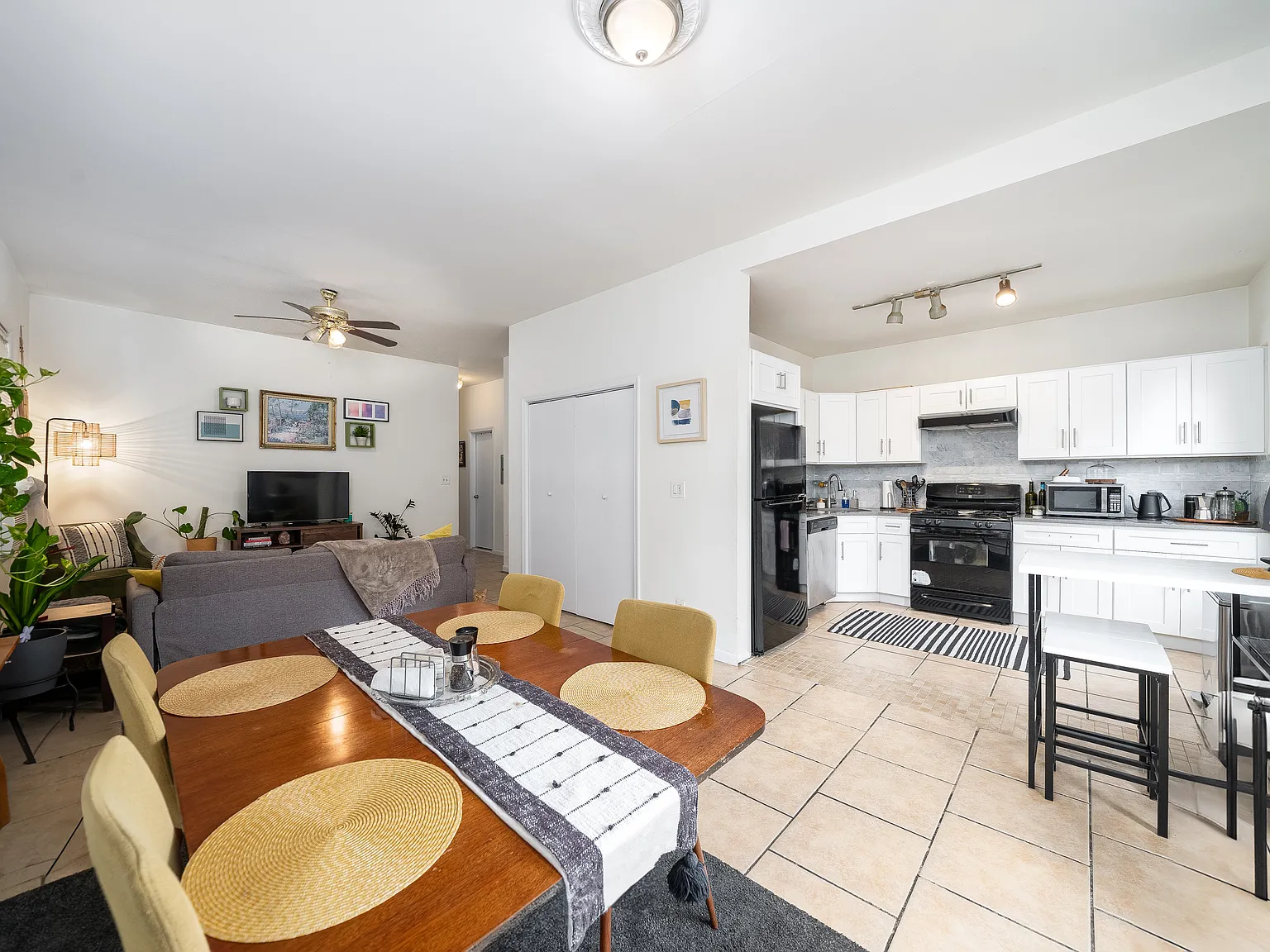 3 bed, 1400 sqft, $3,300 — Photo 3