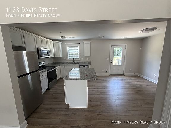 3rd image of 1133 Davis St