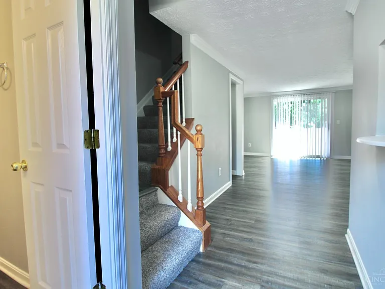 512 Glencoe Ct — Photo 3