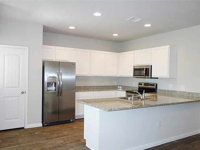 632 Independence Ave — Photo 4