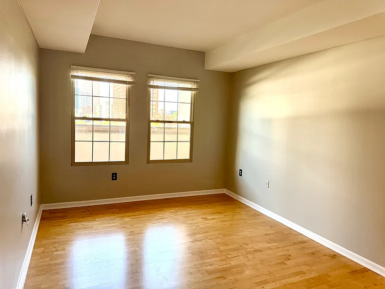 975 N Lincoln St #4G — Photo 8