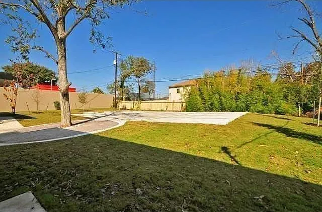 706 W North Loop Blvd #A — Photo 22