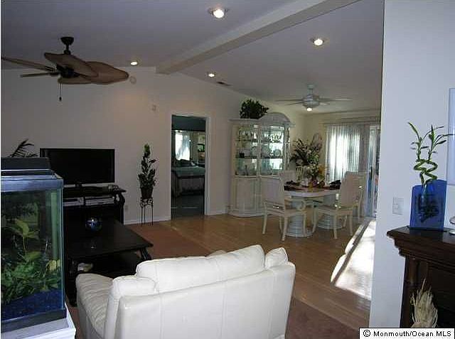 2nd image of 422 Nixon Ave