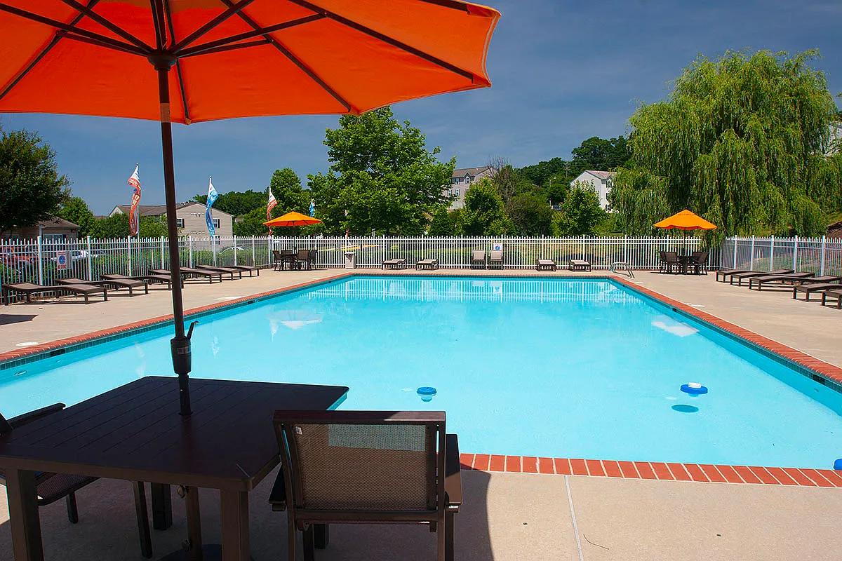 Carriage Pointe Condominiums — Photo 2