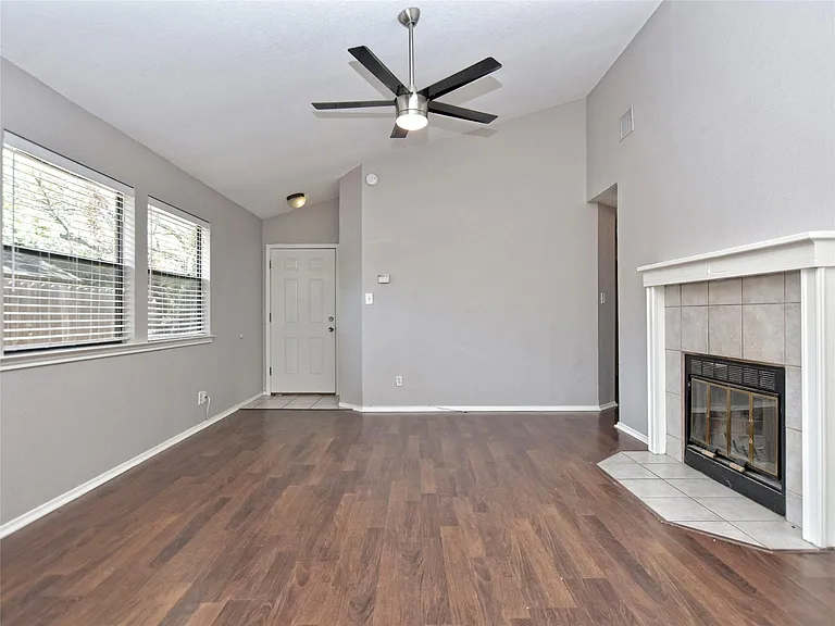 813 Primrose Ln — Photo 6