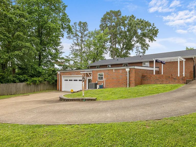 3443 Shadowlawn Dr — Photo 6
