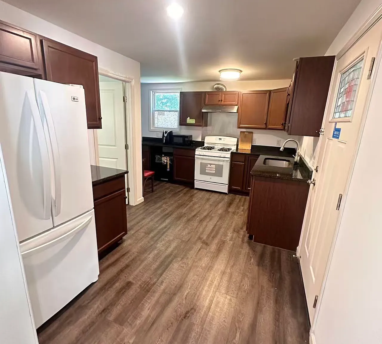 3 bed, 1300 sqft, $2,000 — Photo 2