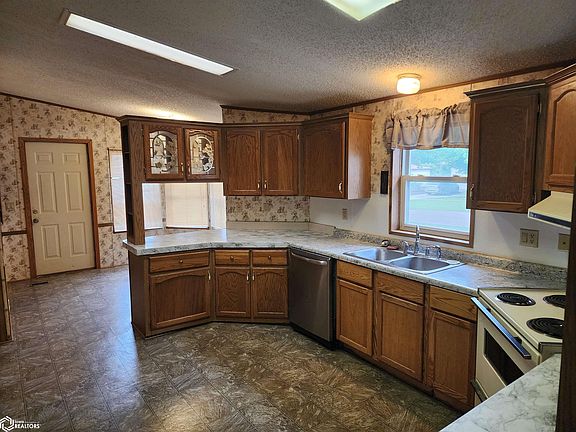 5th image of 601 3rd St