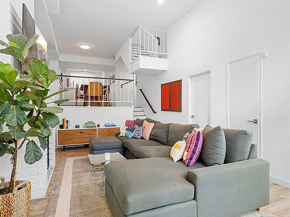 5th image of 5435 Yarmouth Ave Unit 7